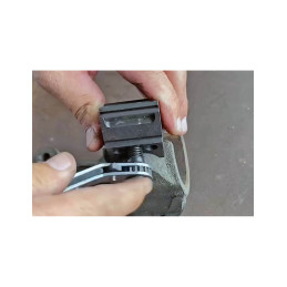 Outil d'écartement des moyeux de roue