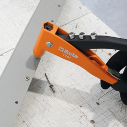 Pince à riveter avec 4 embouts interchangeables